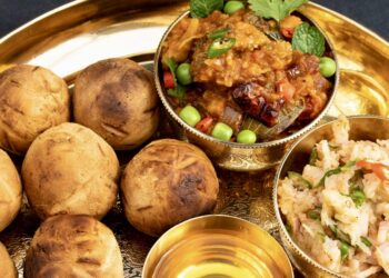 Fair warning: THESE 9 baati chokha places in Lucknow can be quite addictive
