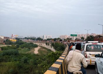 Shaheed Path regularly chokes on traffic while Lucknow civic authorities fail to find a fix