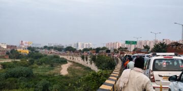 Shaheed Path regularly chokes on traffic while Lucknow civic authorities fail to find a fix